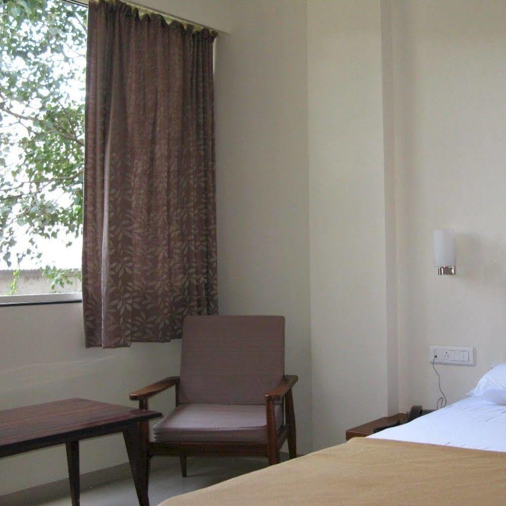 פונה Oyo 1194 Hotel Gulmohr מראה חיצוני תמונה