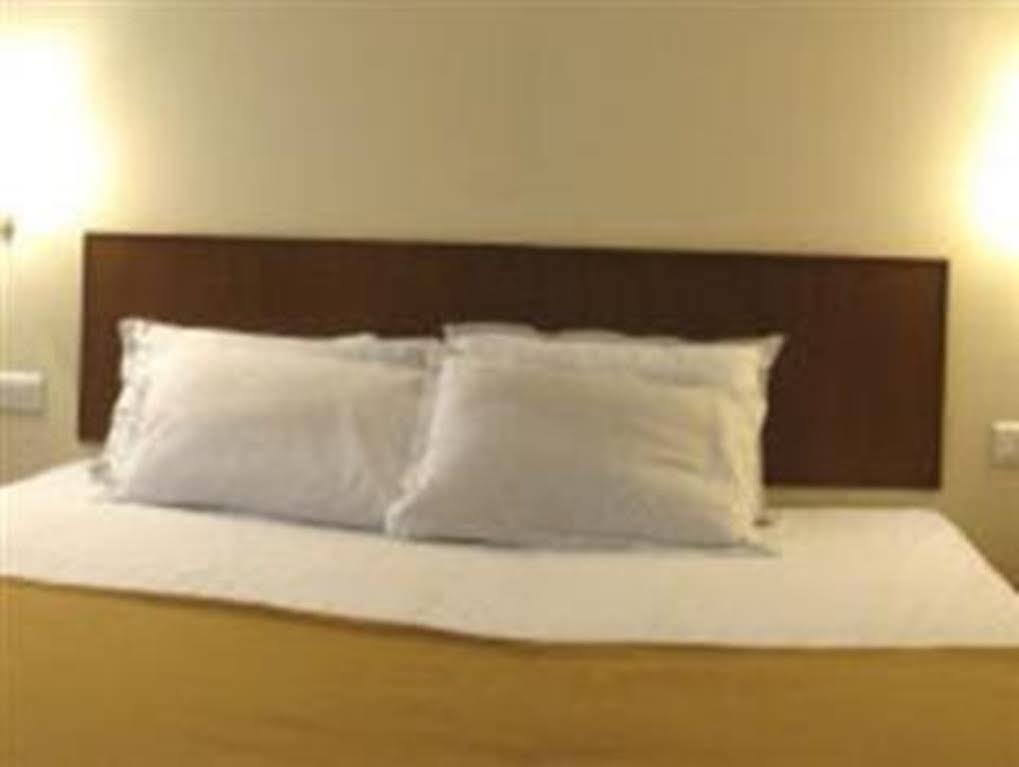 פונה Oyo 1194 Hotel Gulmohr מראה חיצוני תמונה