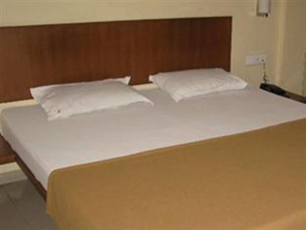 פונה Oyo 1194 Hotel Gulmohr מראה חיצוני תמונה